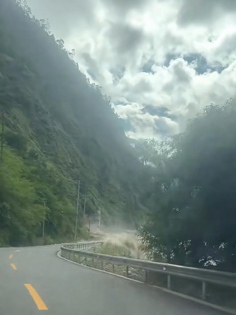 武警官兵赶赴西藏吉隆口岸救援