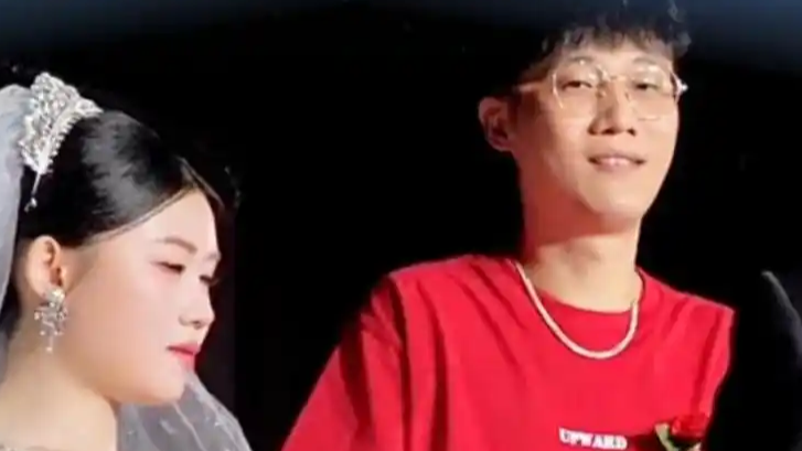 41岁爸爸长相太年轻与女儿像兄妹