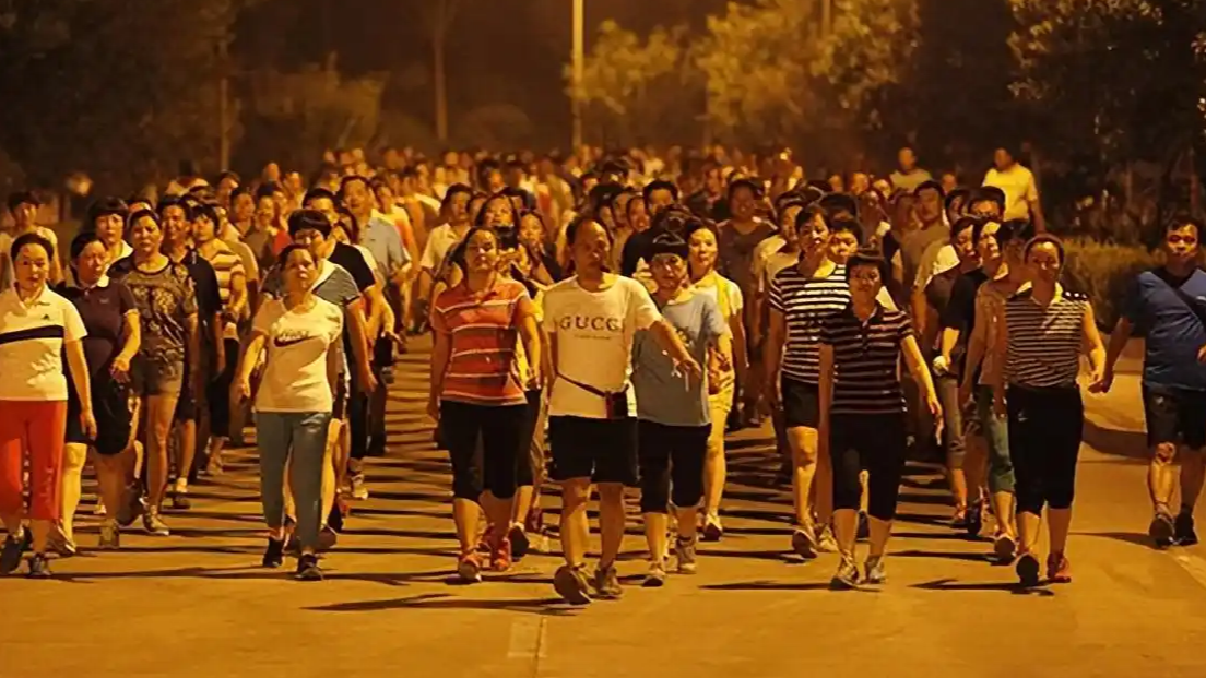 马路不是你家 “暴走团”不能霸路了
