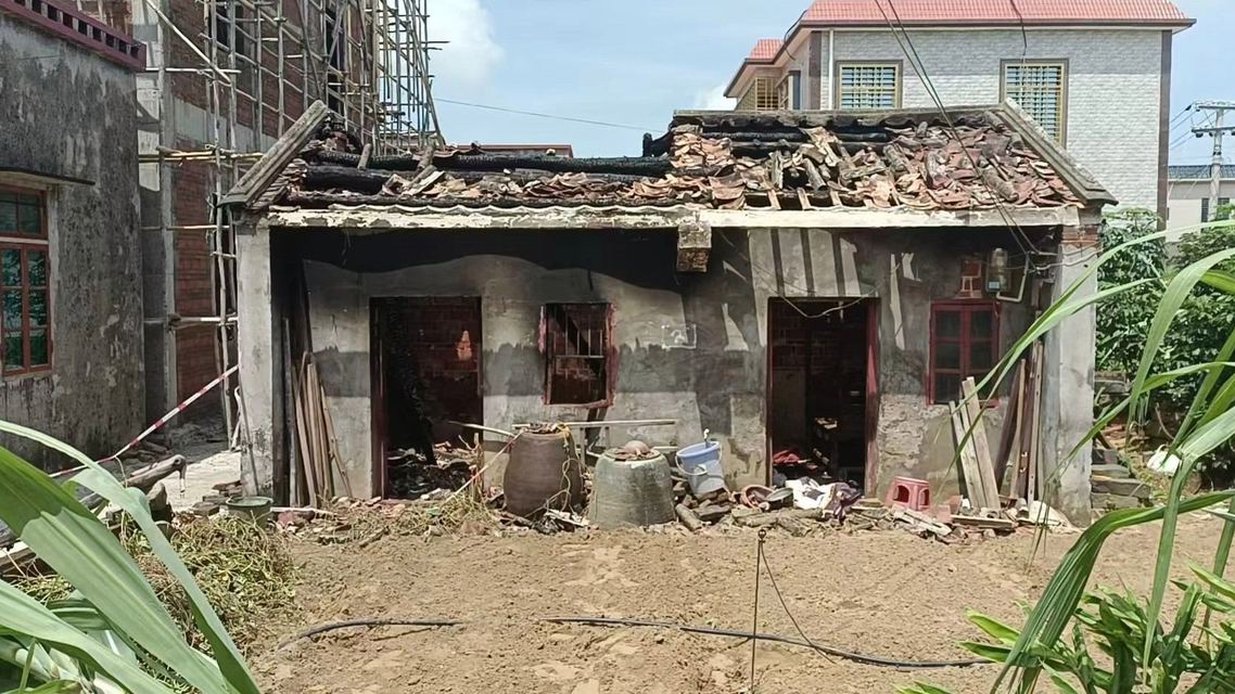少年火场救老人 消防：肯定但不提倡