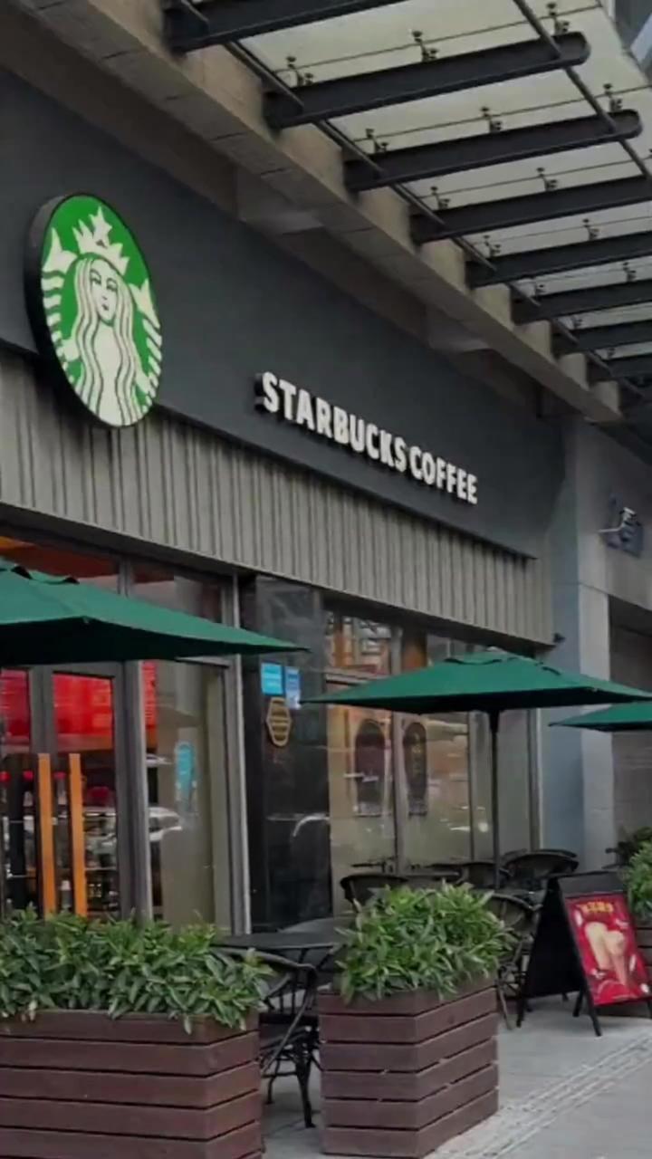 星巴克 抓紧吃点下地干活