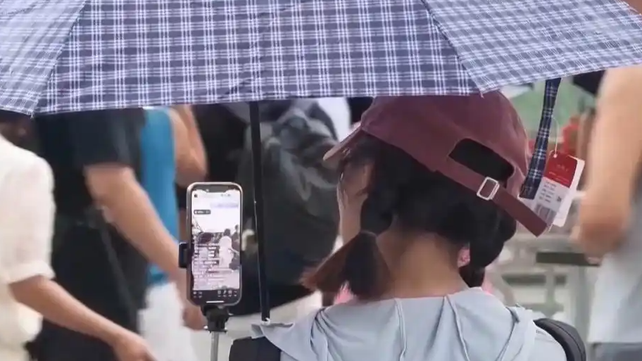 公共场所“被直播”
