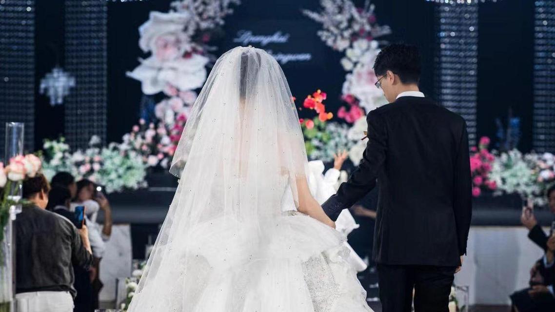 婚服29.9元婚车自家车 极简婚礼火了