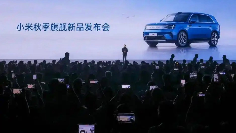 小米上演“价格两极”