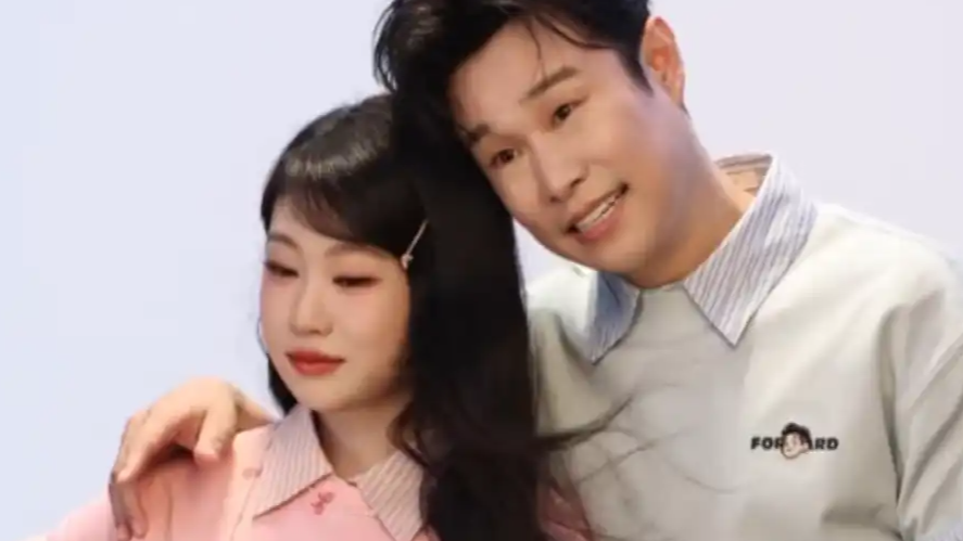 小沈阳“披哥”上班途中帮女儿打歌