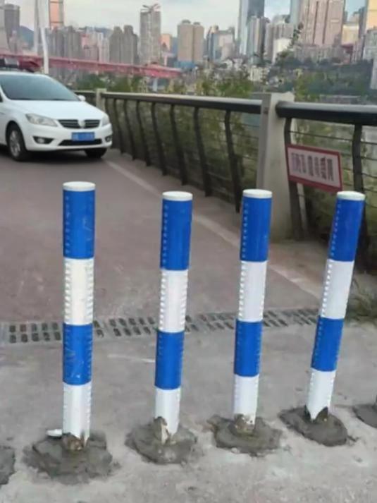 重庆一骑行道安装路障 当地回应