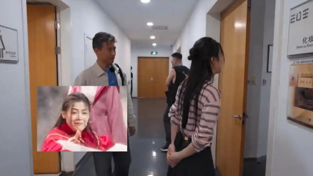 胡军给陈丽君当助理处得像父女