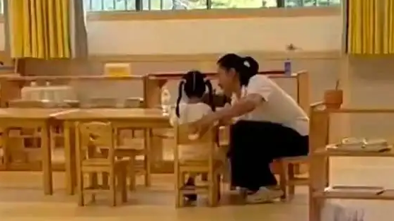 第1天送宝宝去幼儿园 爸爸哭成泪人