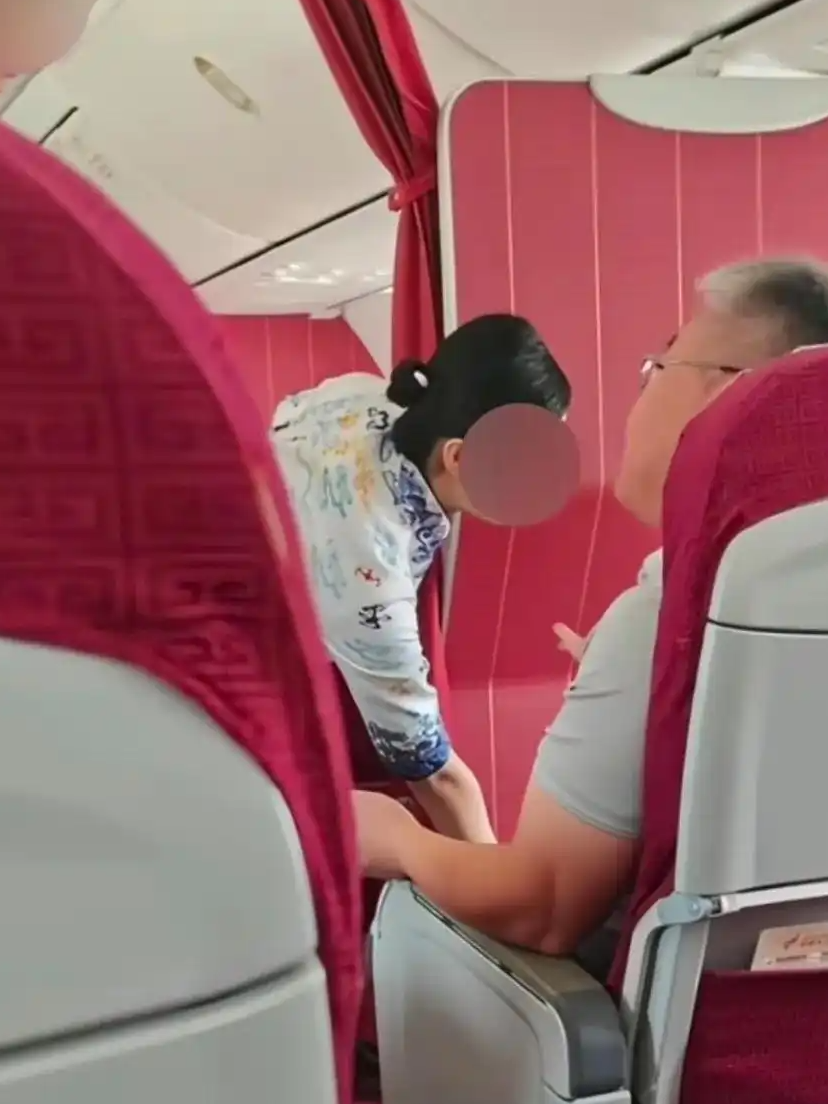 乘客升舱发现不含餐食 怒摔水瓶质问