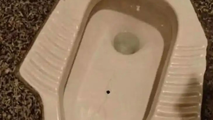女厕蹲便器圆孔疑有摄像头 官方回应