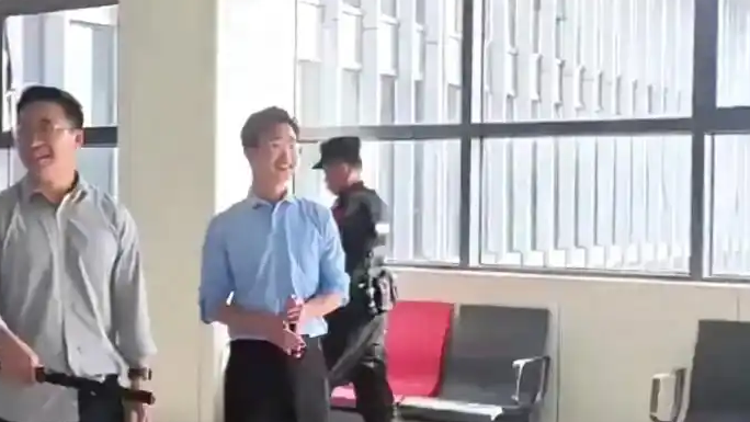 温文尔雅的医生演起暴徒六亲不认