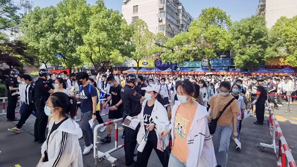 中学施发型令：不合格不让进校门