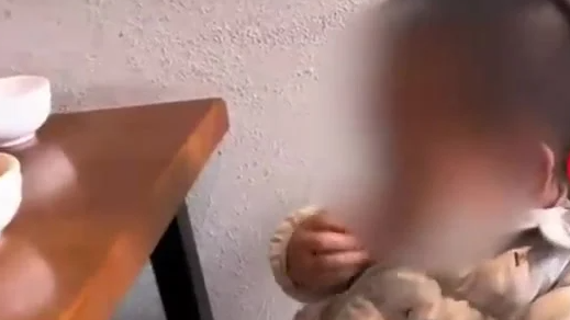 坠亡幼童母亲称丈夫直到买墓地才悲伤