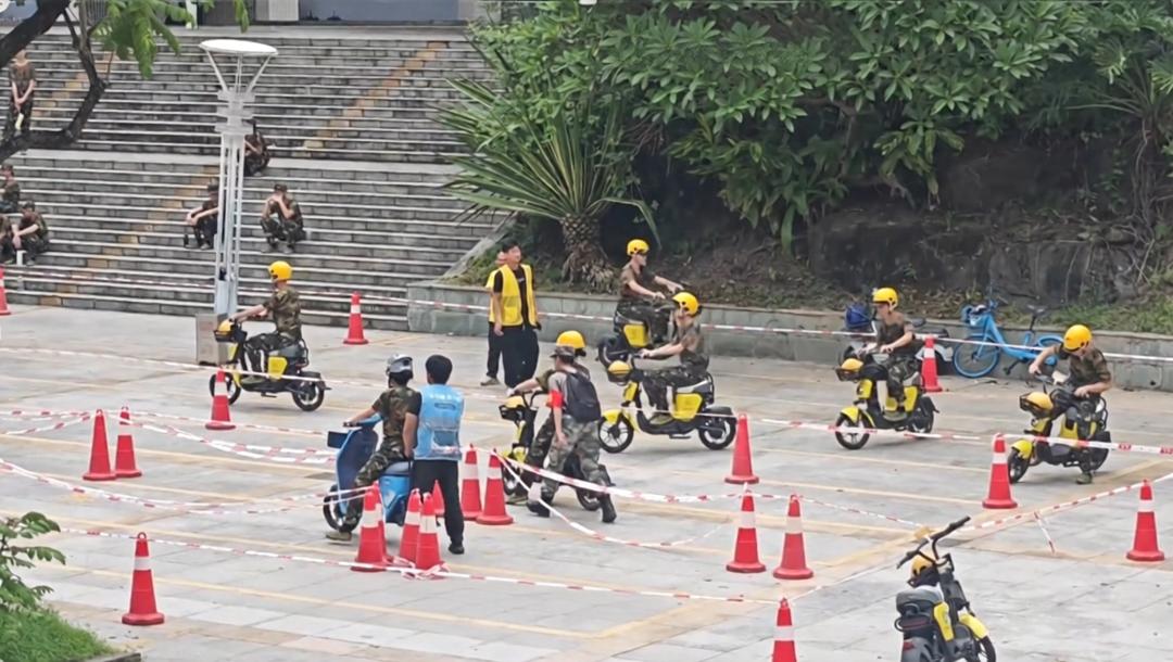 大学新生军训考核骑“电鸡”