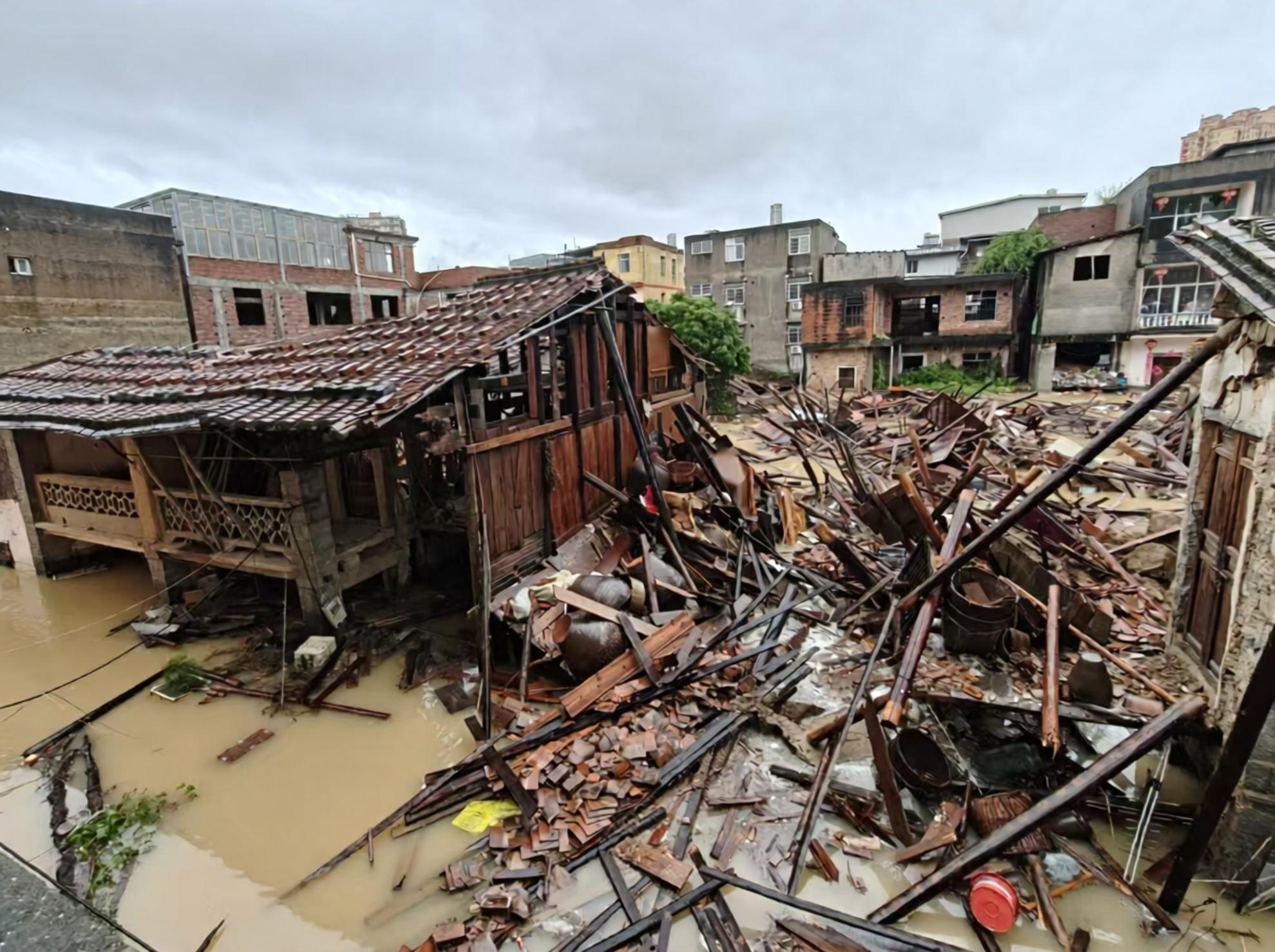 福建莆田暴雨：洪水淹到屋内3米高