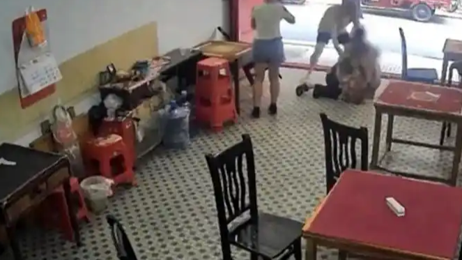 央媒5问“店主帮扶老人遭索赔”事件