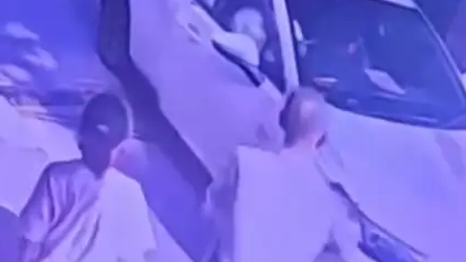 幼童突然冲上马路被撞 家长只顾砸车
