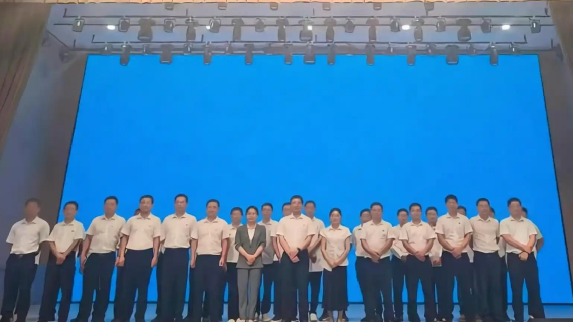 学生成绩低 教师合影背后大屏写耻辱