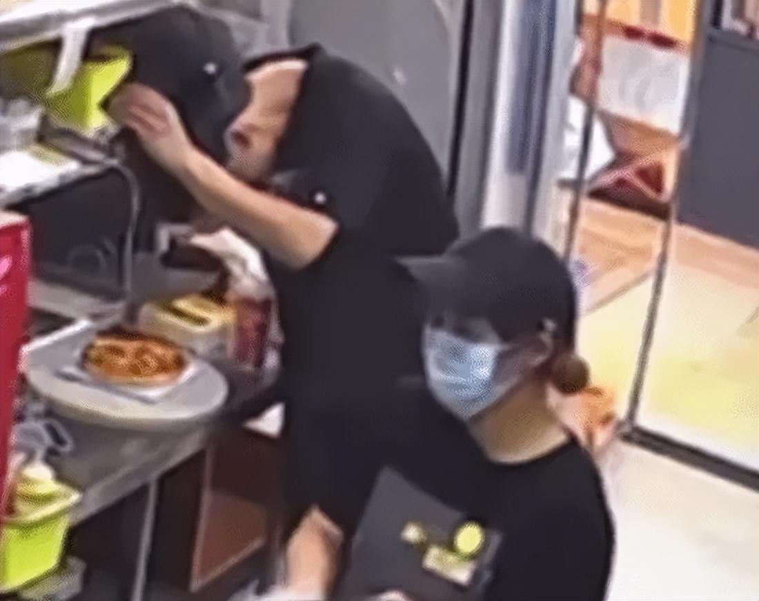 向比萨狂撒头皮屑员工被行拘7日