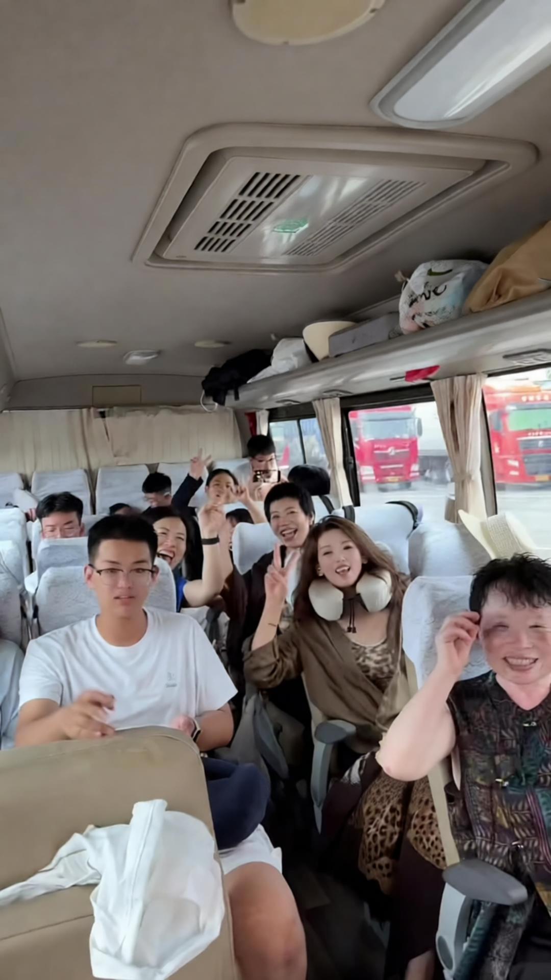 一家16口包中巴送新生上大学
