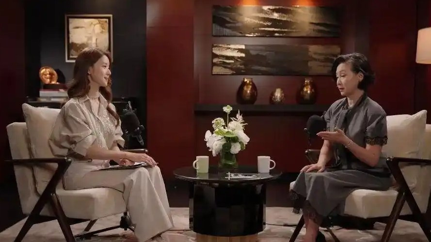 章泽天采访何超琼