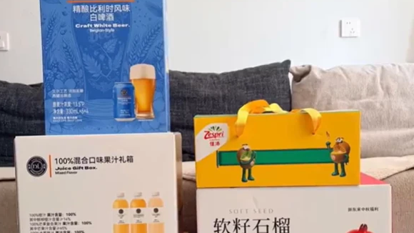 胖东来员工中秋福利：每人7箱