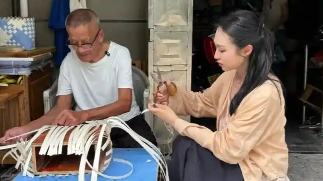 老人编篮被年轻人爆改后遭疯抢
