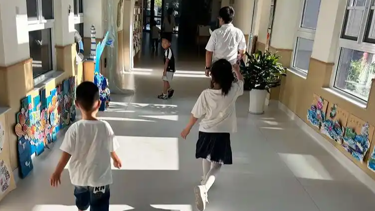 外孙幼儿园摔倒 女子抓咬老师被拘