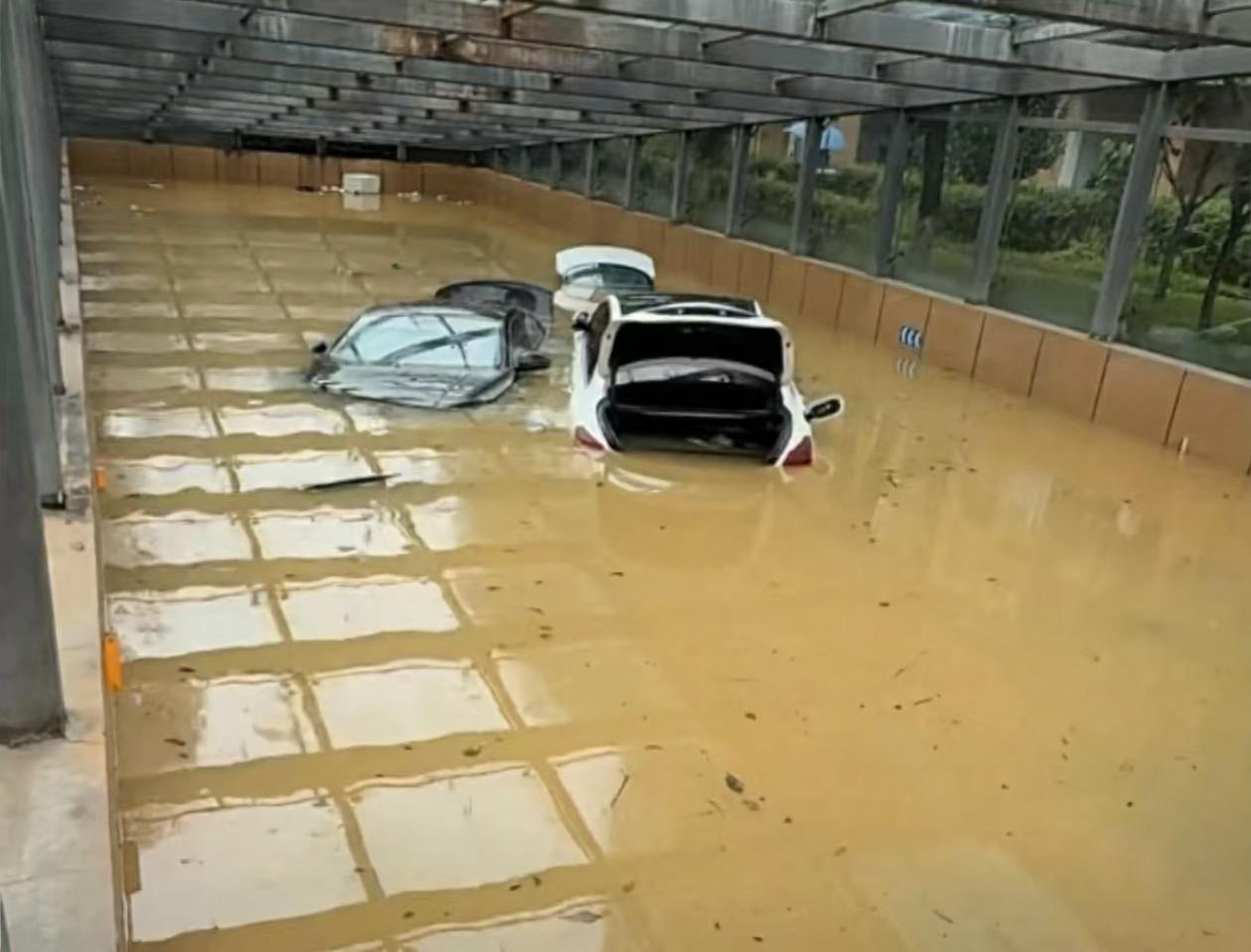 小区车库遭暴雨倒灌 上百辆车被泡