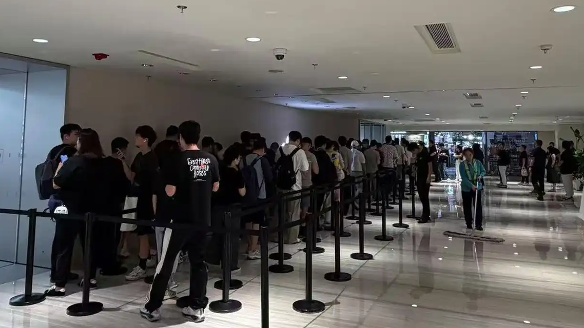 直击iPhone 18 Pro首销：门店排长队
