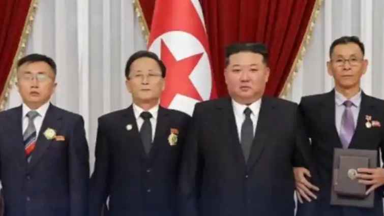 金正恩亲自授勋 表彰国防科研人员