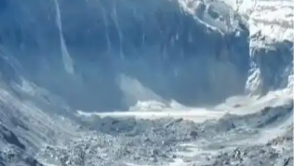 西藏吉隆堰塞湖正持续溢流