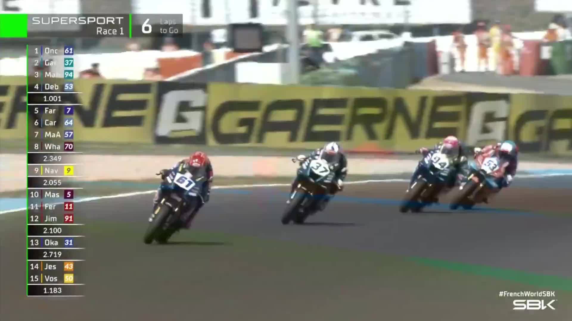 发车一度跌至第 10 位，张雪机车德比斯 2026 WSBK 法国站第一回合获季军