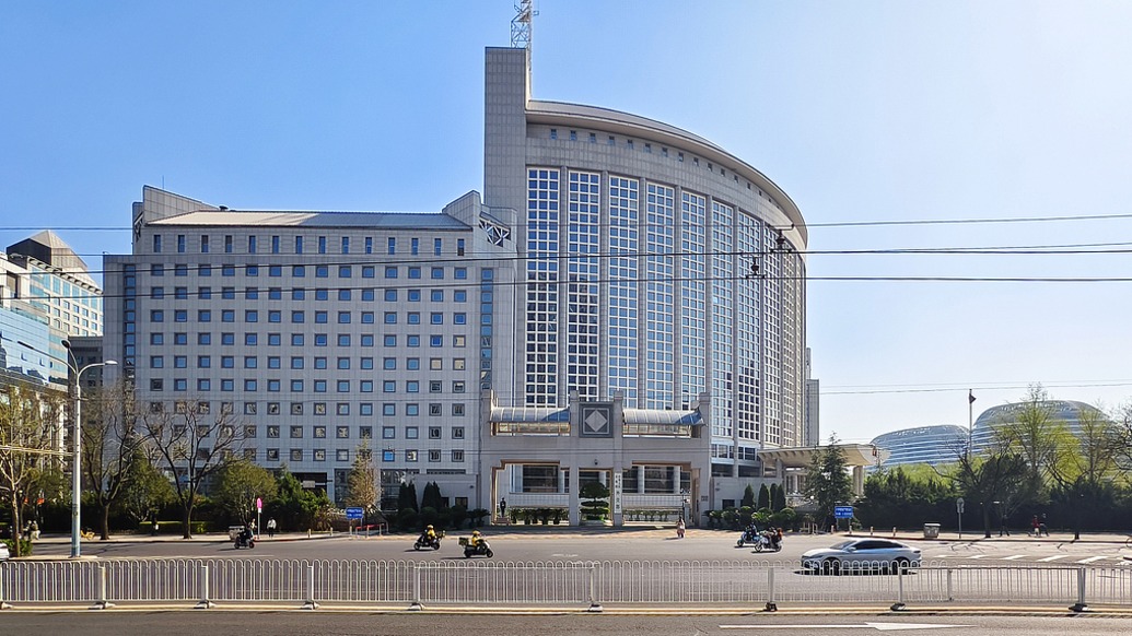 有报道称美方计划对不参与制裁伊朗的国家采取反制措施，中方回应