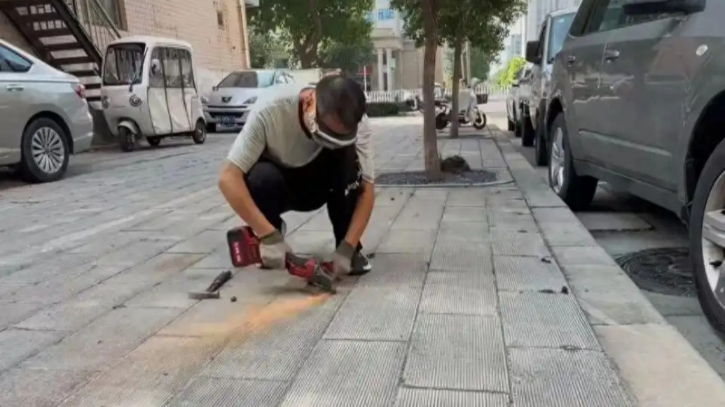 一博主在街头清理地钉被劝阻，河南新乡通报