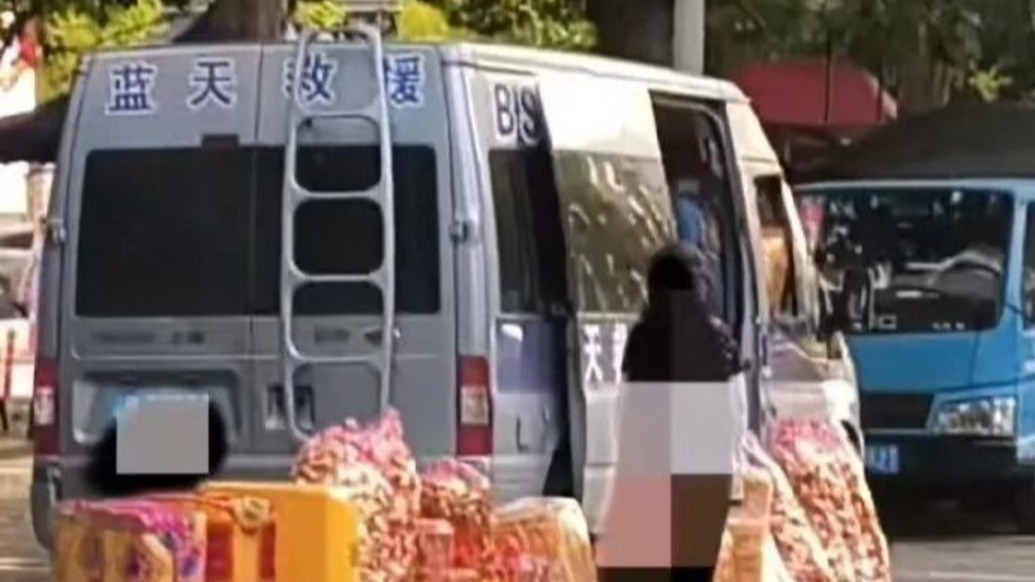 “救援车辆”售卖祭祀用品引争议：自费救援下，民间救援队的现实困局