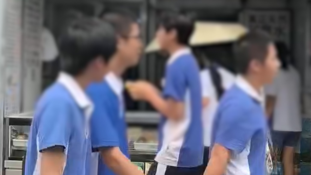 街采｜全市同款校服到底“香”在哪？我们在深圳街头跟家长们聊了聊