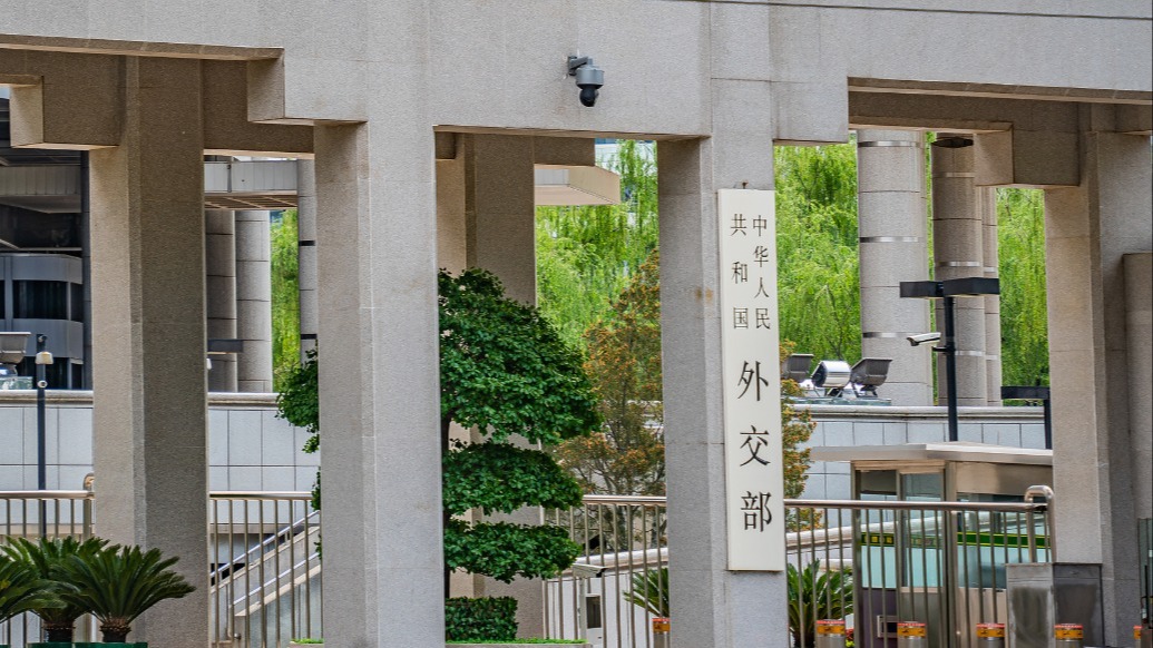 美国指责中国AI公司蒸馏美企，外交部：中国AI发展是高水平科技自立自强的成果