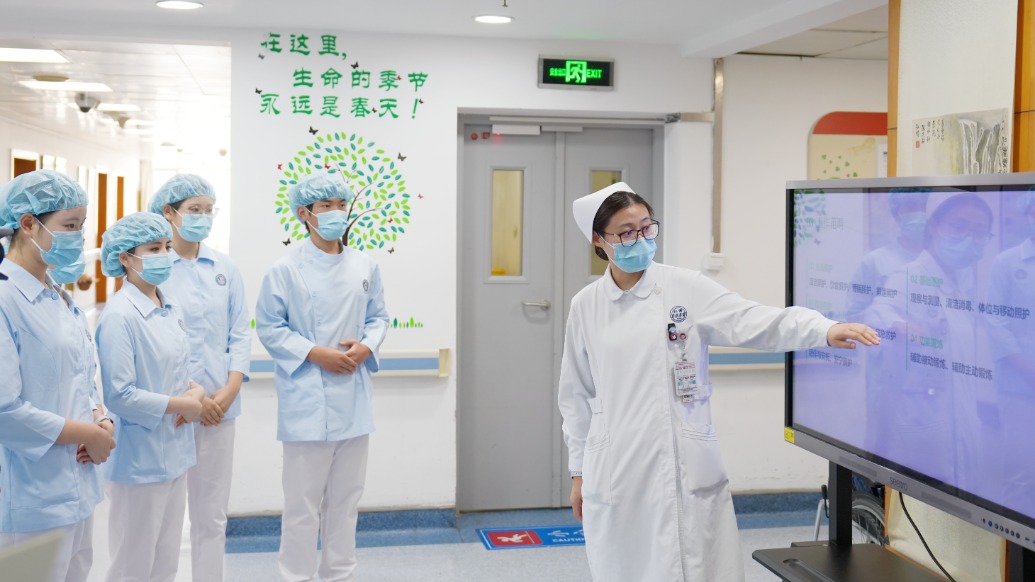 观察｜免陪照护订单班迎来“05后”：后备人才如何招得来、留得住？