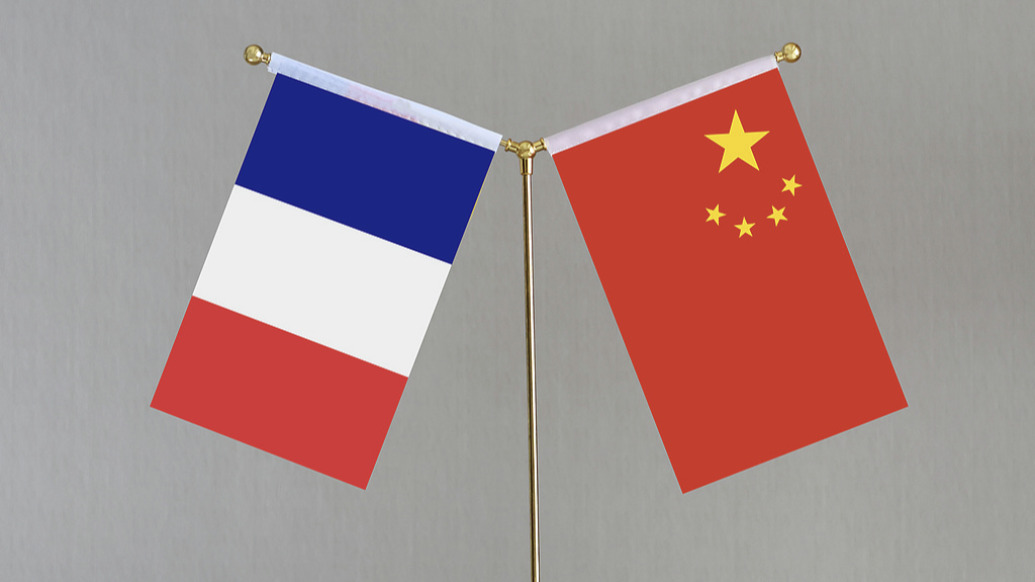 王毅同法国外长巴罗通电话