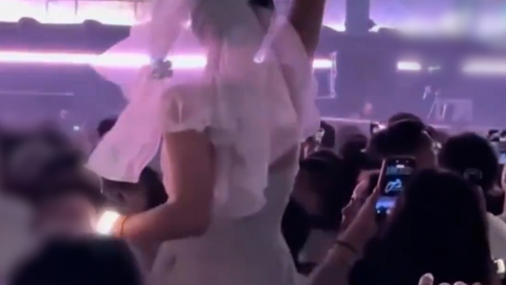演唱会现场情侣求婚被喊“坐下”引关注，场馆客服：各通道配备保安，遇突发情况观众可随时联系