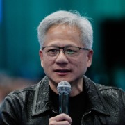 黄仁勋：明年英伟达芯片销量翻倍，AI不应像社交媒体一样被监管_10%公司