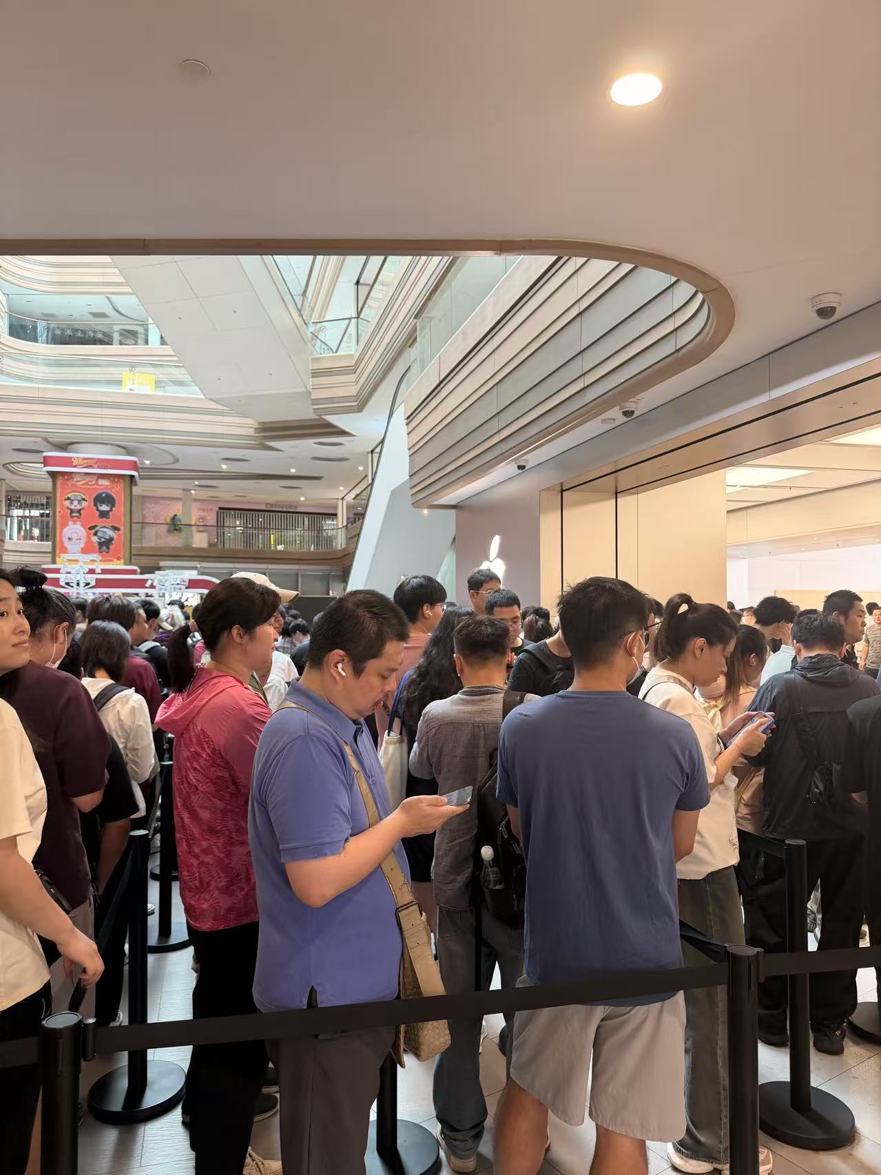 iPhone 18 Pro系列今日开售：新配色受欢迎，黄牛仅加价两三百元收购_10%公司