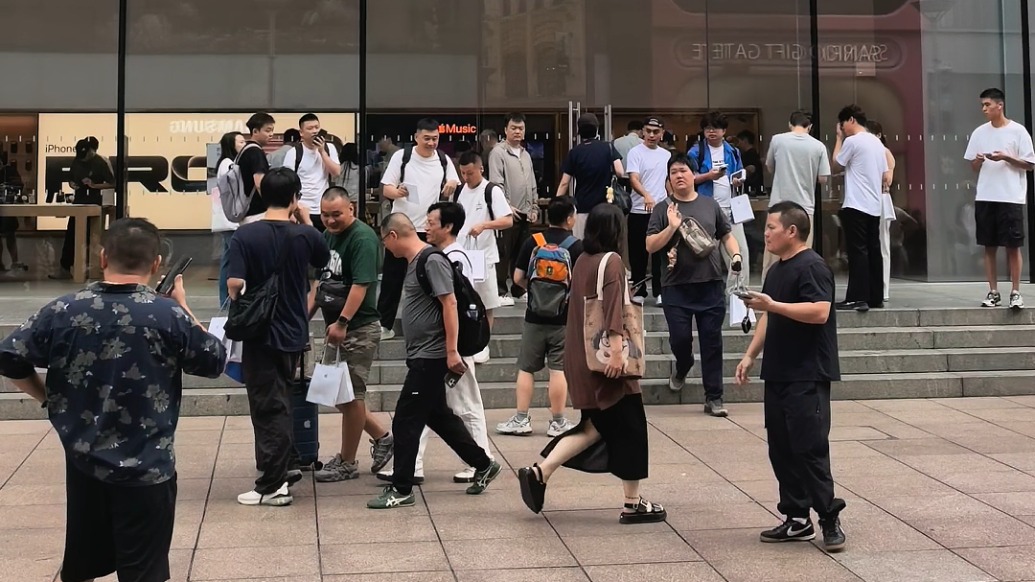 iPhone 18 Pro系列开售：消费者偏爱256、512GB，黄牛只加250-300元收购_一级视场