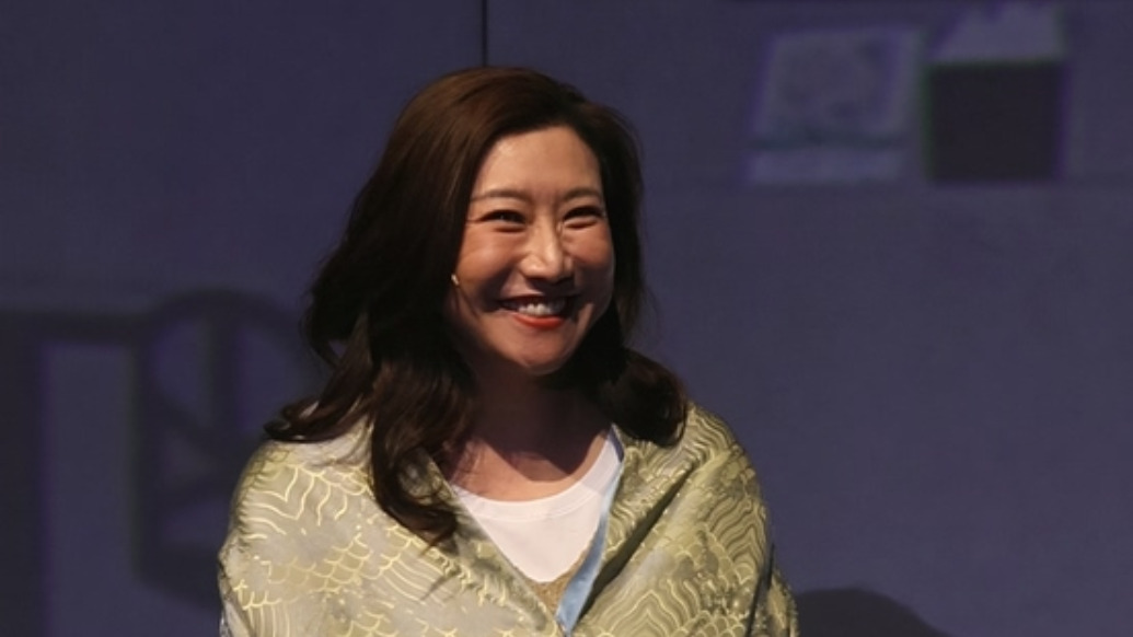 “黄河路老板娘”范湉湉挑战独角话剧：五十岁女性值得被看到，应该被看到_追光灯