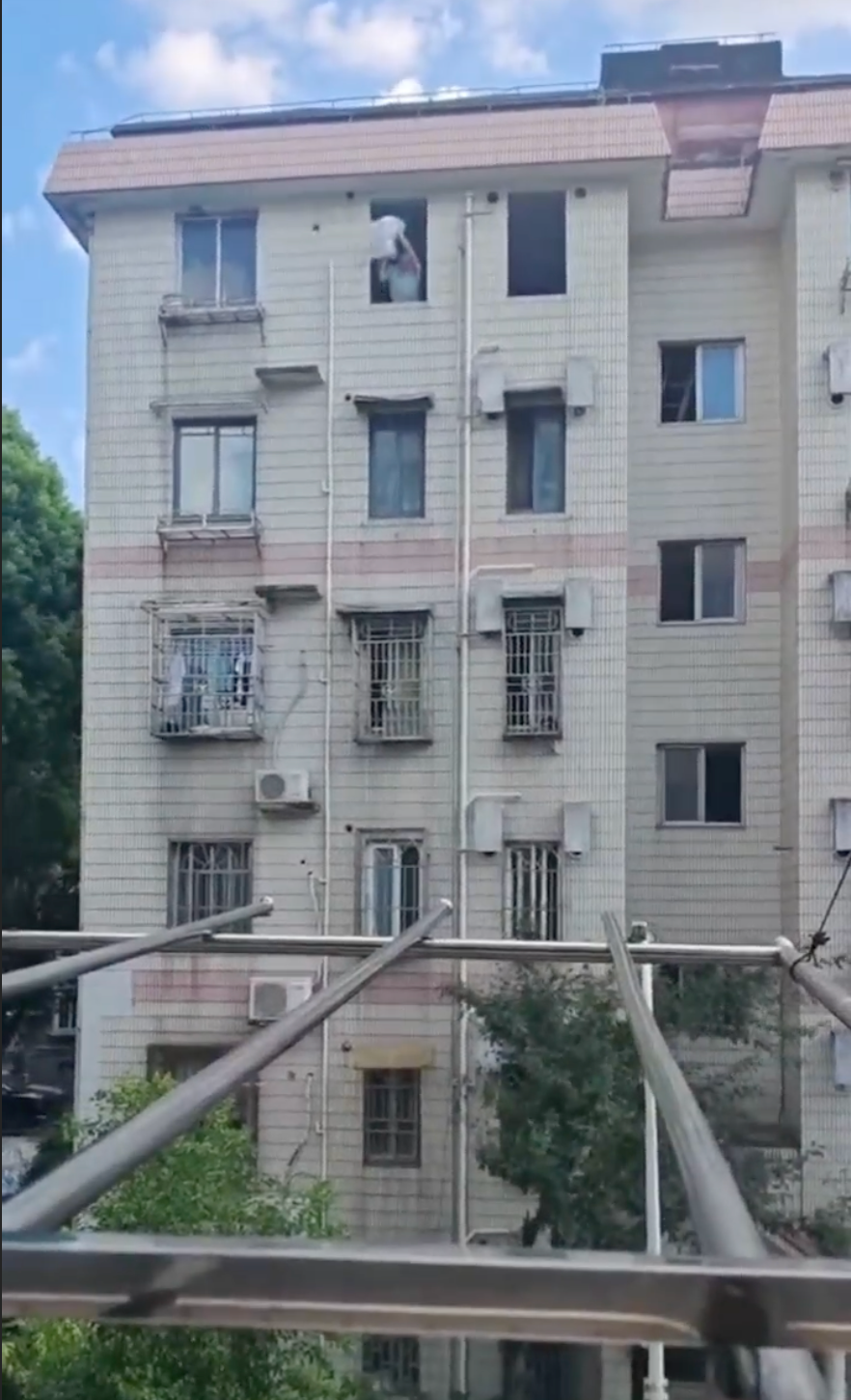 图省事将建筑垃圾从6楼扔下，一装修工人涉嫌高空抛物罪被刑拘
