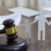 最高检发布典型案例：支持起诉撤销“生而不养”父母监护权