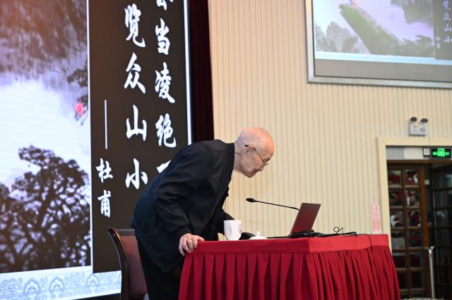 九旬院士汪品先重返课堂开讲“地球春秋”，课后向学生鞠躬致谢