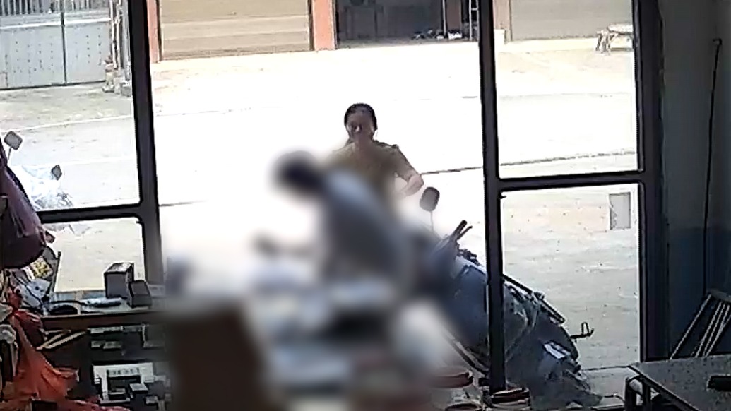 湖南双峰县一女子持刀追砍老人，附近商铺女老板徒手夺刀