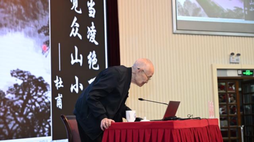 这才是我们该追的“顶流”：九旬院士主动请缨再开课，课后向学生鞠躬致谢